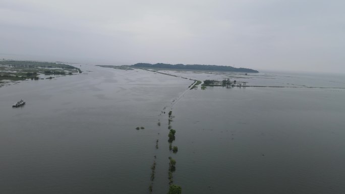 湖南岳阳洞庭湖君山岛北水淹没的公路航拍