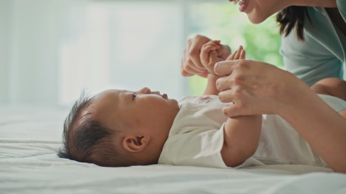 带着孩子的母亲小孩哭闹婴儿和妈妈玩耍