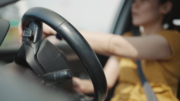 开车的女人开夜车滳滳代驾网约车女司机导航