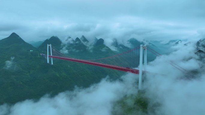 航拍云雾中的坝陵河大桥