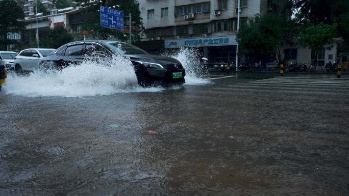 水中行驶的电动车-慢镜头