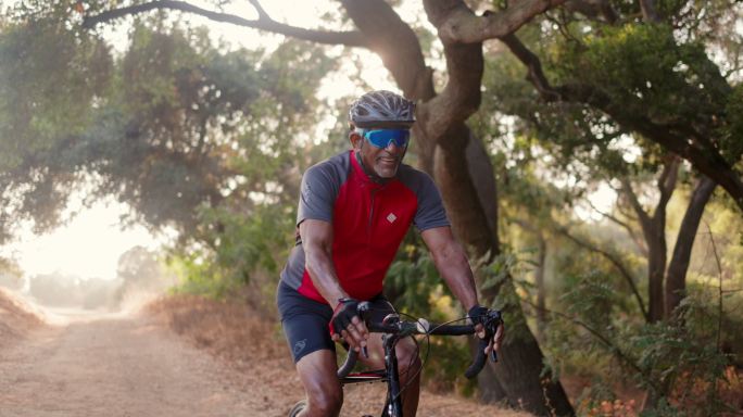 在南加州骑自行车健壮老当益壮骑行
