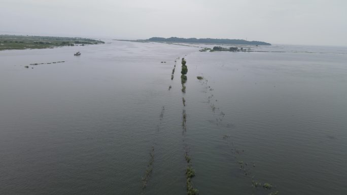 湖南岳阳洞庭湖君山岛北水淹没的公路航拍