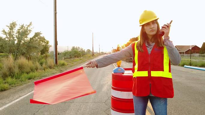 美国西部拉美裔男性和女性道路施工和维护工人4K视频