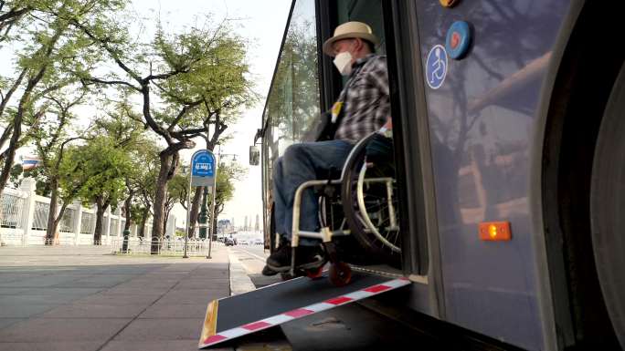 曼谷概念中的轮椅旅游地标。乘公共汽车旅行的游客
