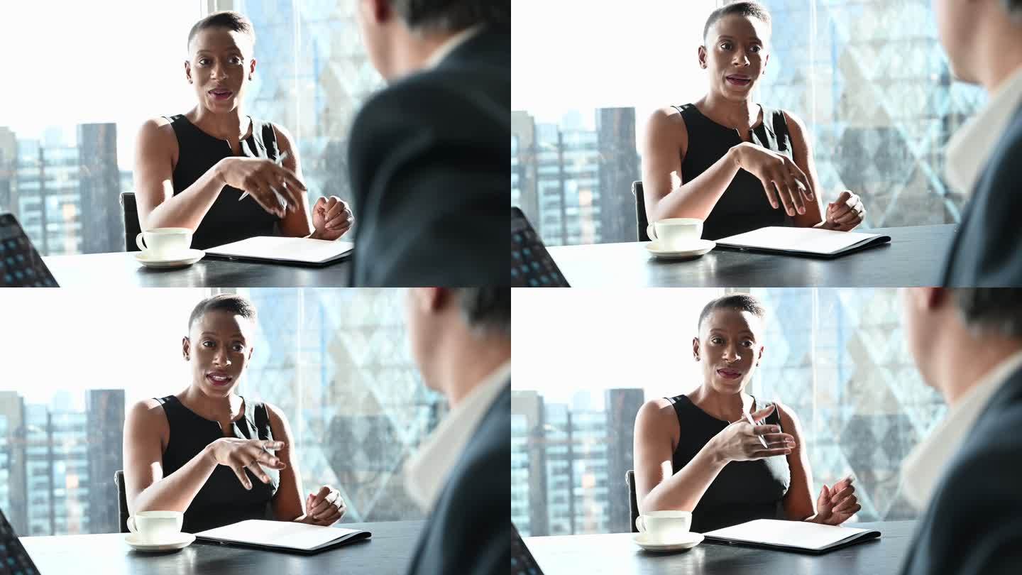 黑人女商人在董事会会议室与同事交谈