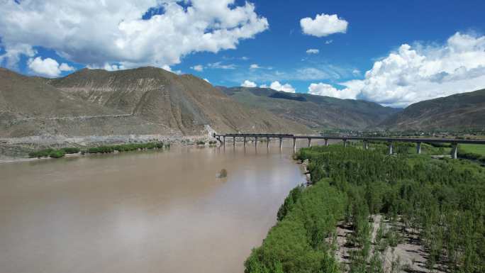 西藏山南和谐D1D牵引客列跨过雅鲁藏布江