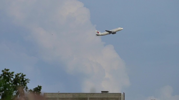 民航飞机楼顶天空划过片头大气舒缓治愈白云