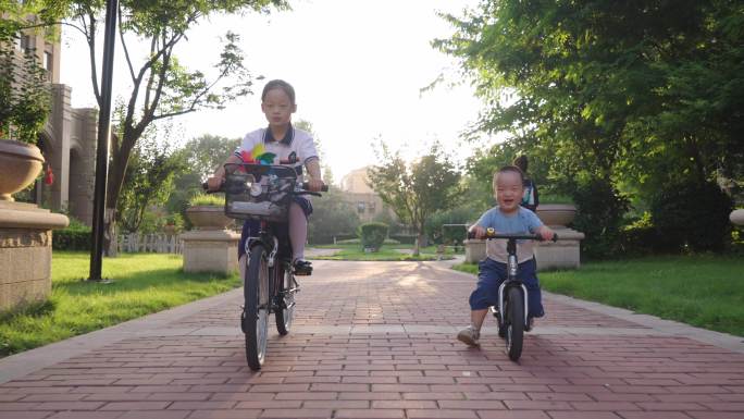 两个小朋友快乐骑车