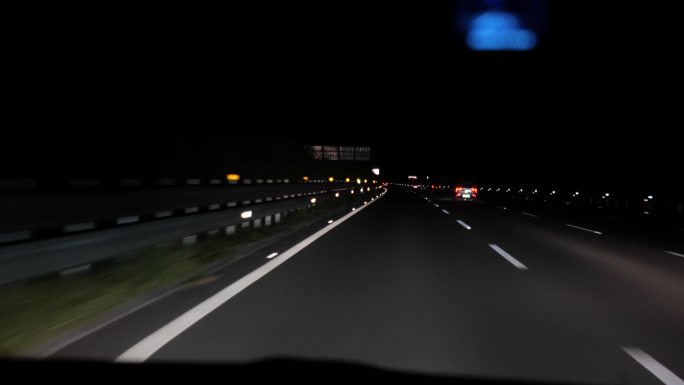 夜间高速行车