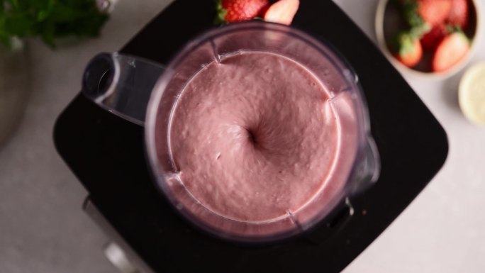 搅拌机混合草莓冰沙特写