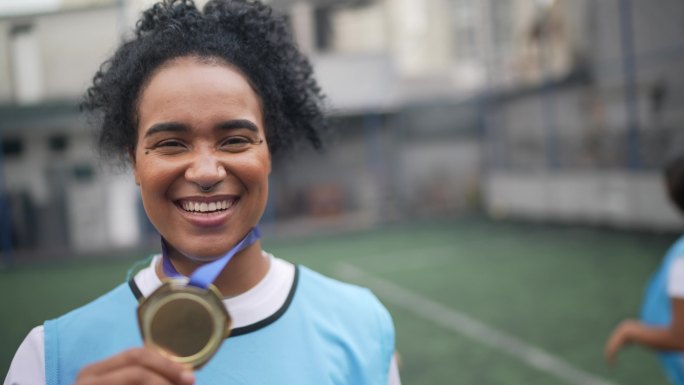 一名女足球运动员庆祝赢得奖牌的肖像