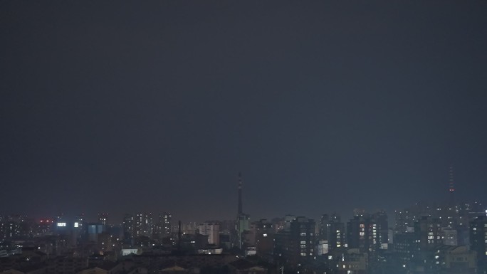 城市打雷闪电夜景下雨视频