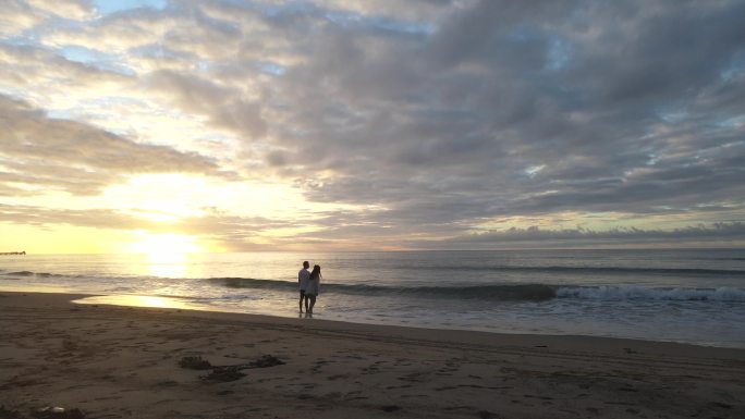 海边情侣看日出