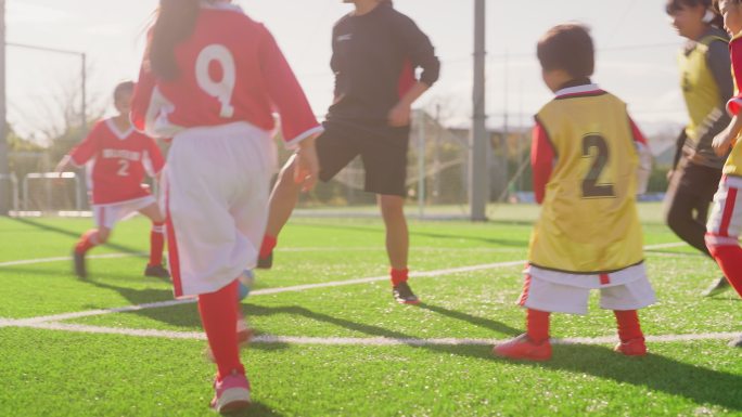 女性儿童足球队或足球队成员分成两队，相互竞争以提高技能