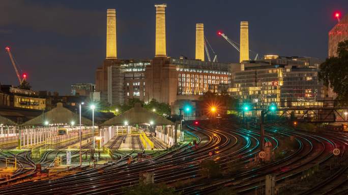 黄昏时英国伦敦巴特西发电站和火车站视图-4k延时