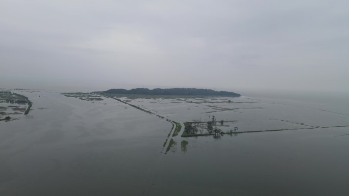 湖南岳阳洞庭湖君山岛北水淹没的公路航拍