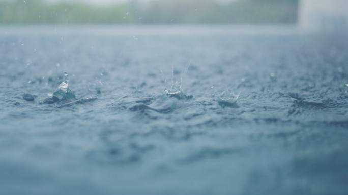 游泳池里的雨。干净泛滥水波