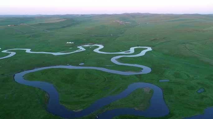 航拍绿色牧场蜿蜒河流暮色