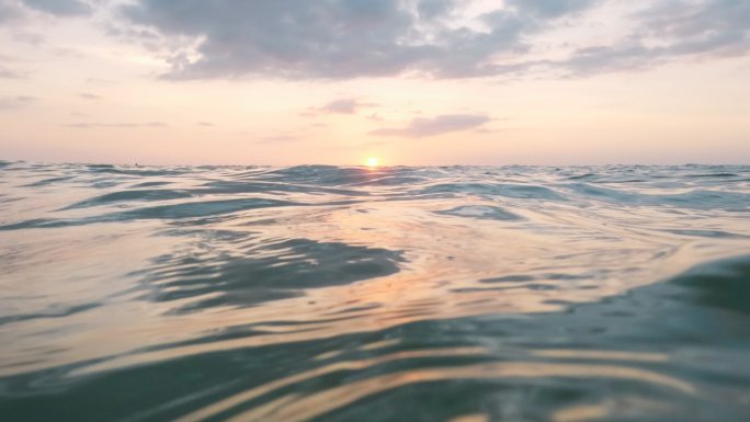 日落在海面上。海浪海上风浪落日