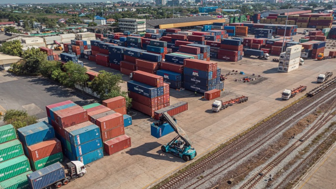 4K延时或超延时：码头商港集装箱货物仓库的繁忙交通，移动起重机卡车将集装箱装载到货运列车上，商业物流