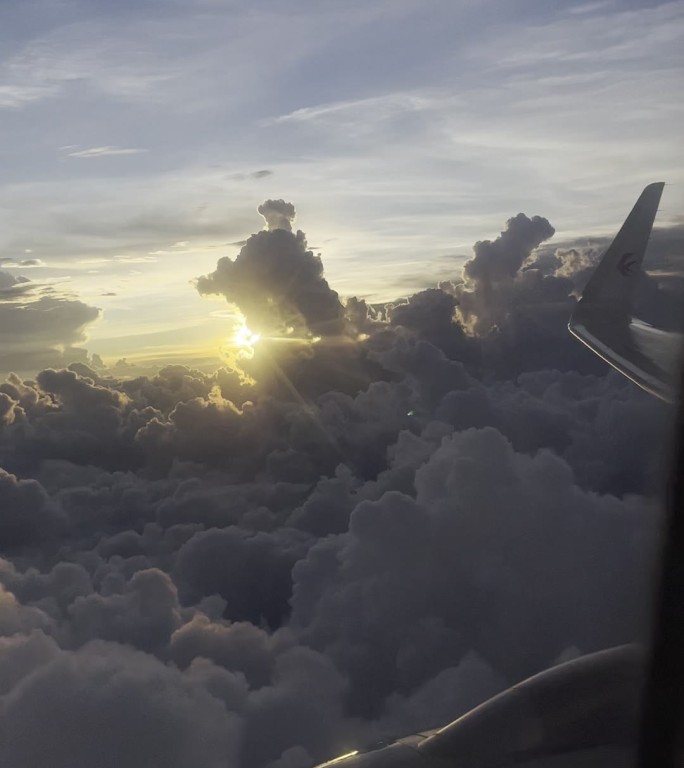 万米高空透过机舱玻璃的壮观云海
