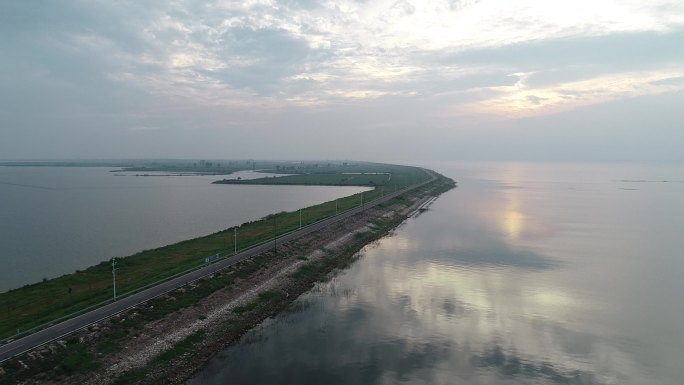 鄱阳湖防汛堤坝康山段
