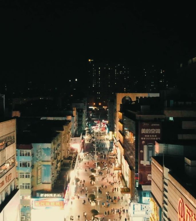 航拍青岛台东步行街夜景 (2)