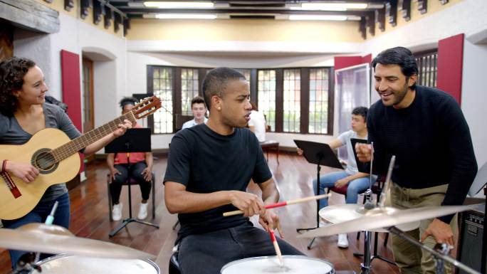 一组不同的学生在一个干扰课程中跟随老师的节奏