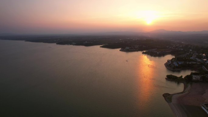 4K夕阳下的湖边美丽乡村陆浑水库日落延时