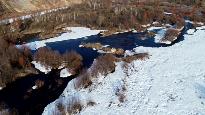 航拍冰雪消融的河流