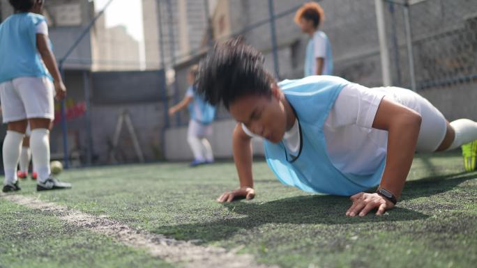 女子足球运动员在训练中做俯卧撑