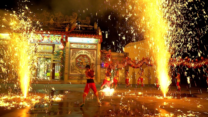 在春节的夜晚，舞龙表演和烟火表演。