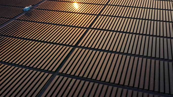 日落时太阳能发电站的鸟瞰图