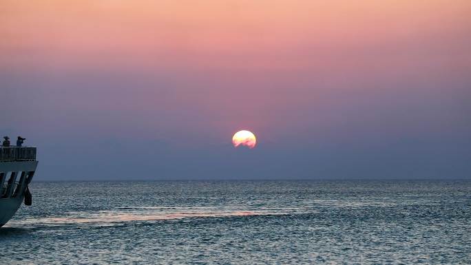 永兴岛码头夕阳下邮轮进港