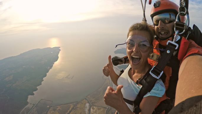 视角：女人在第一次双人跳伞时兴奋不已