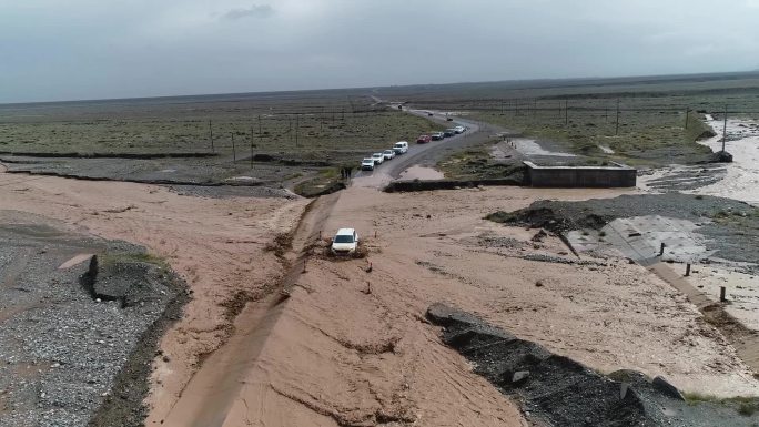 新疆南疆洪水公路车辆过洪水路面