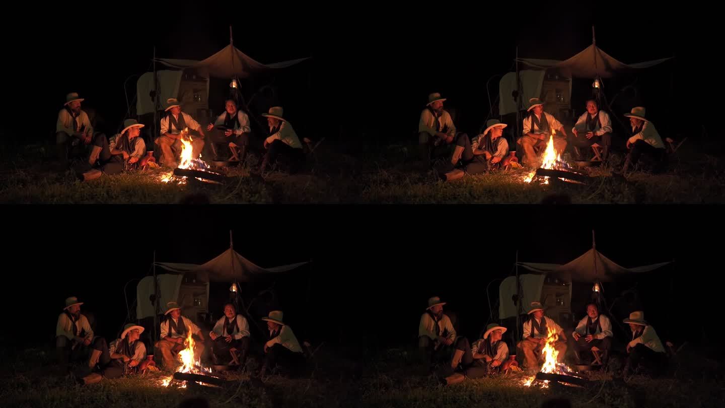 牛仔们聚集在篝火旁