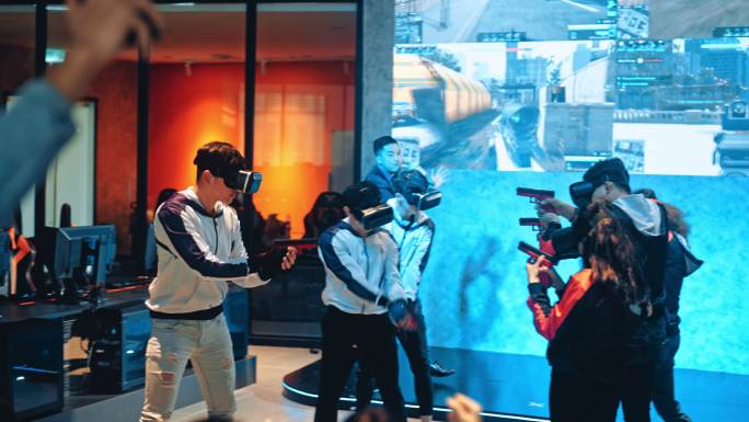 亚洲视频游戏评论员主持2支亚洲电子竞技队在舞台上进行虚拟现实拍摄视频游戏的总决赛