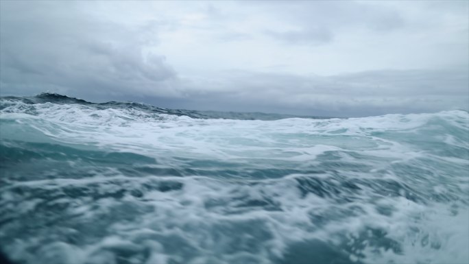 在暴风雨的海上，从船的舷窗