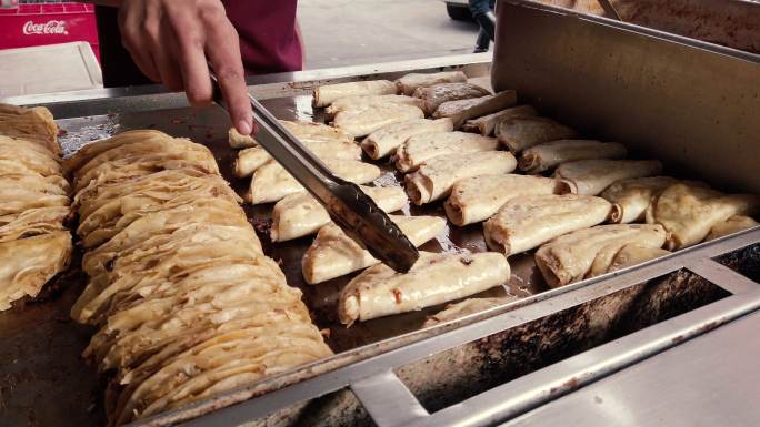 墨西哥古达拉哈拉街头小贩制作墨西哥玉米饼，食品卡车，街头食品，街头玉米饼