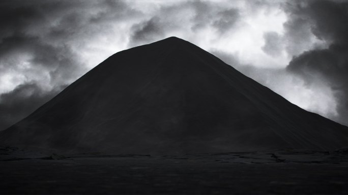 一个神秘、戏剧性的景观，有一座巨大的黑山。