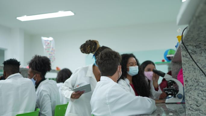 教师和学生在实验室-使用面罩