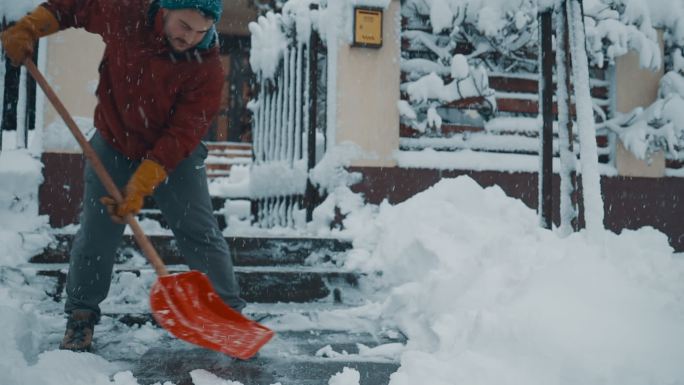 扫雪日雪灾冷冬艰难