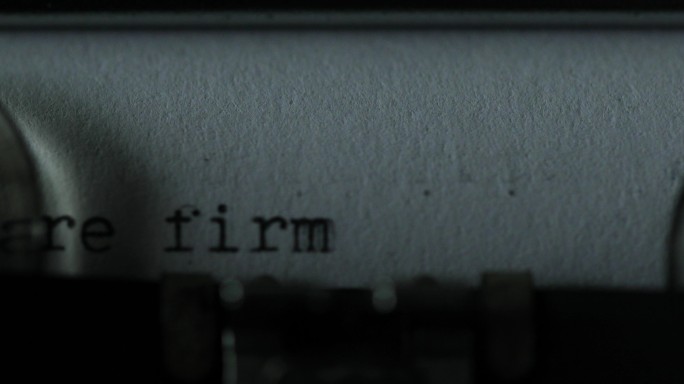 打字机在纸上打字