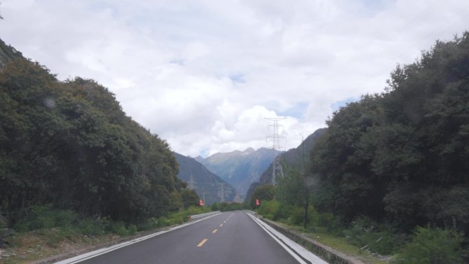 汽车行驶沿途景色、山路