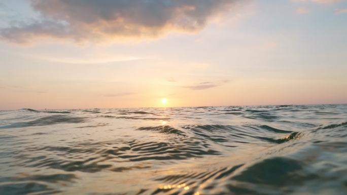 日落在海面上。海浪海中央海上日出