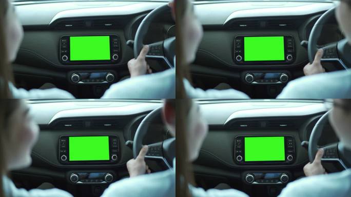 4K幸福夫妻驾驶汽车，配备现代汽车监视器屏幕，背景为绿色屏幕立体声