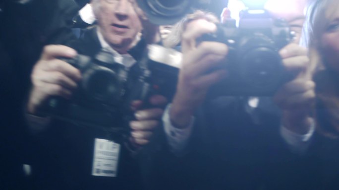 摄影师骚扰手持拍摄跟踪报道