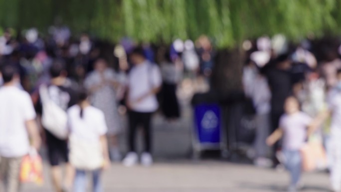 2镜头4K｜夏季出行景点旅游人群虚化